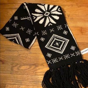 BRAND NEW Reversible black & white patterned scarf